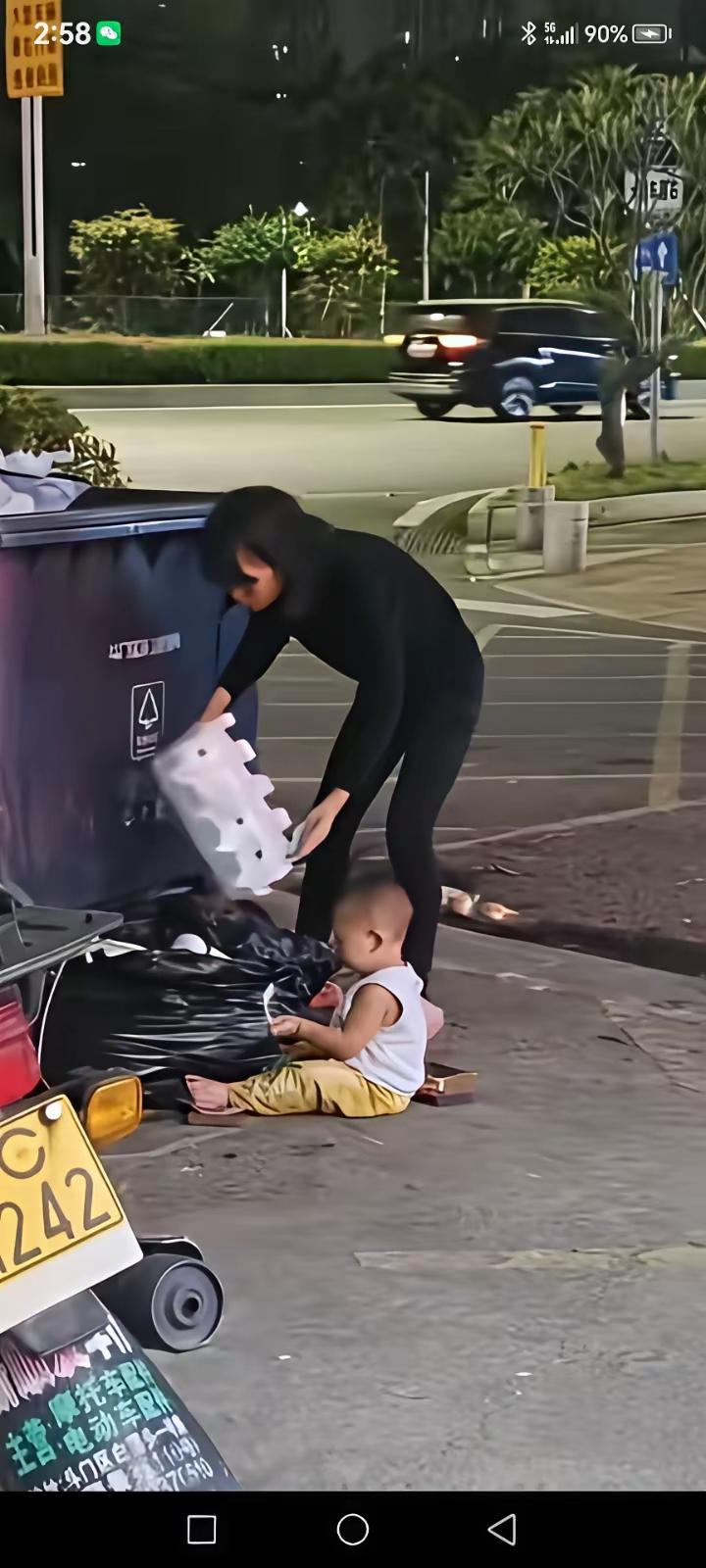 泪酸！离婚的母子二人无家可归，娘家不让回，婆家不让住，自己外面租便宜房子，有空的