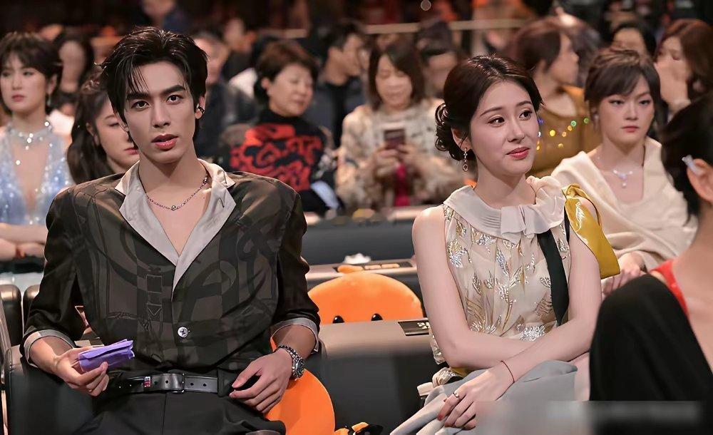 微博之夜男星状态盘点，全错了？之前说张凌赫面部纹理重，实则真空西装亮相，生图被夸