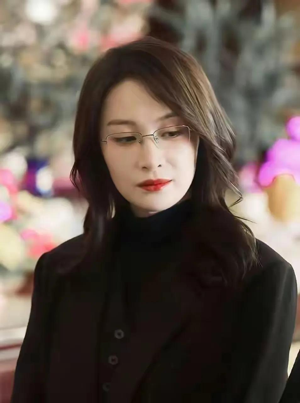隆妮戴眼镜的隆妮，正是纯欲天花板！隆妮，原名程隆妮。1993年6月出生于浙
