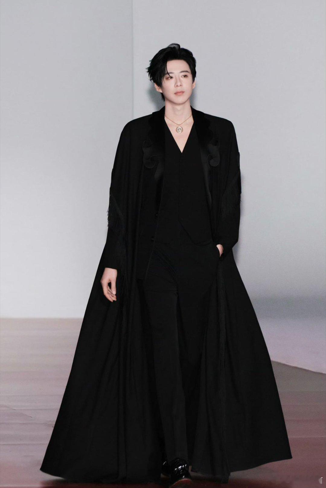 刘宇宁callback魏劭一边是潇洒君侯魏劭，一边是耀眼明星刘宇宁，两个背影诉