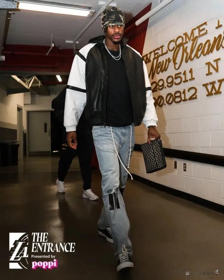 湖人悍将范德比尔特真不适合打首发！在今天湖人客场挑战马刺的上半场比赛中，范德比尔