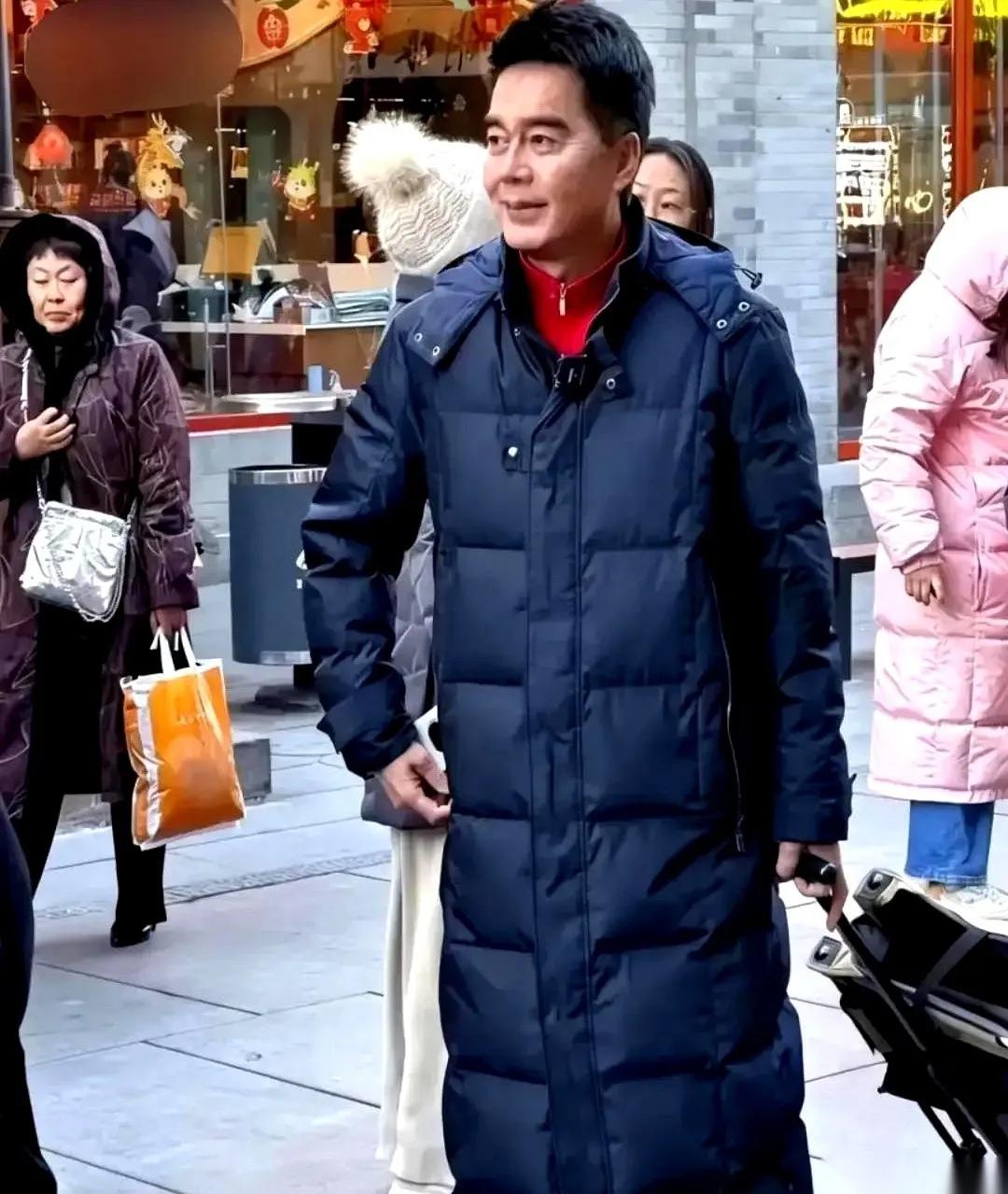 刷到一个新闻，给我看愣了。一件羽绒服，三万二。一个明星穿的，据说全北京就剩最