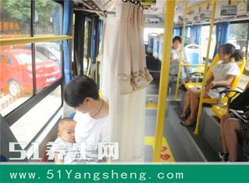 女子掀开衣服给孩子喂奶却被人说 她的一句话全车人都安静了