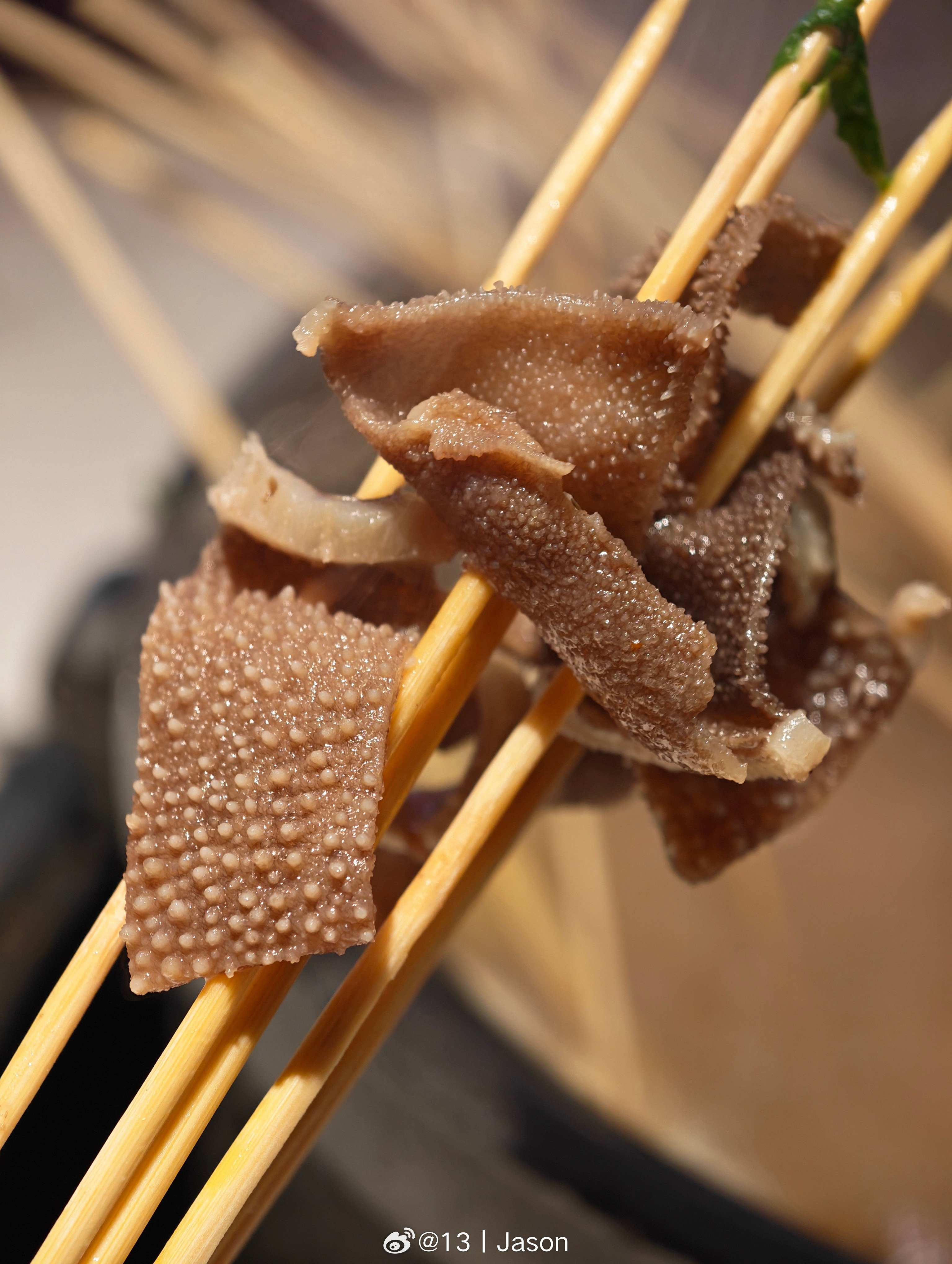 今日份一人深夜食，说是老武汉砂锅串串。轻视了微辣的温柔，领教了中辣的毒打。味道挺