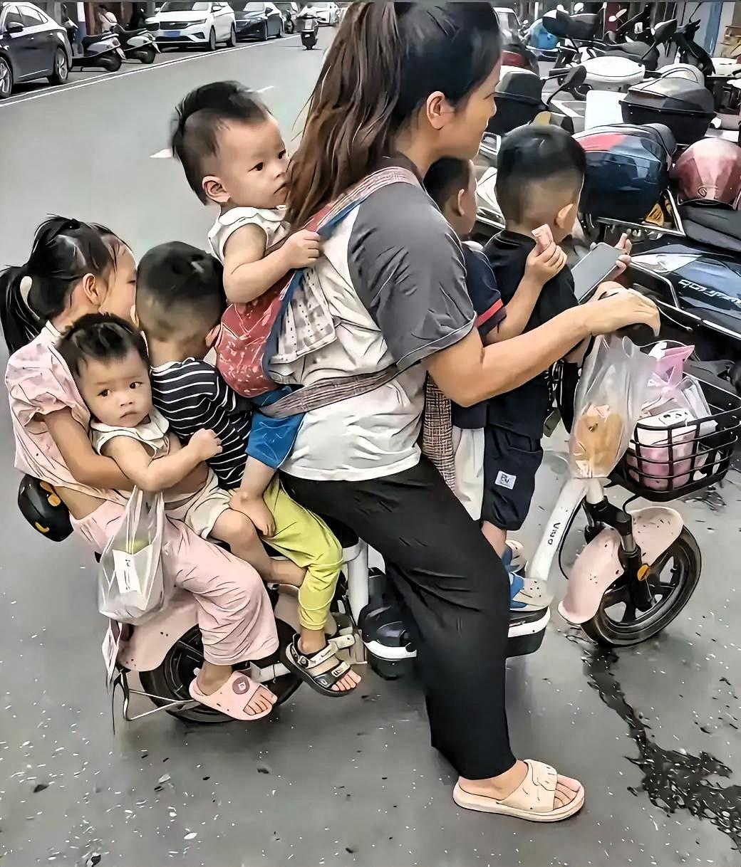 说实话，我第一反应是心疼这位妈妈才20多岁的宝妈一个人骑着电动车搭着四个女儿和两