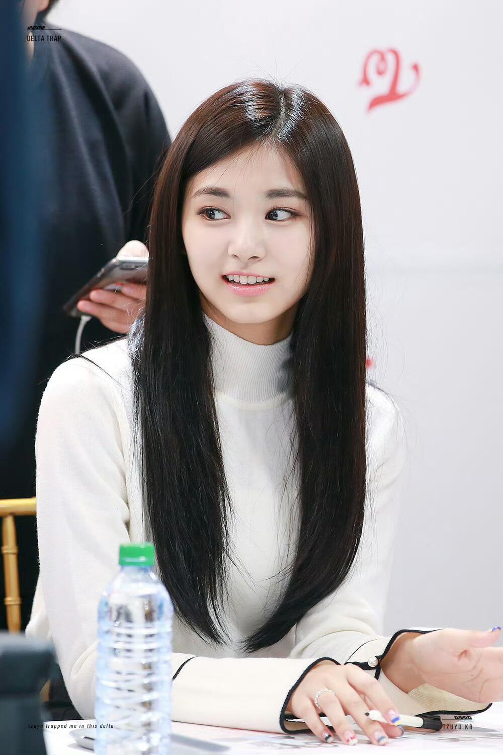 就是幼幼的又劲劲儿的一张脸早期周子瑜没去演一部狼王女儿这种角色的电影我就觉得好