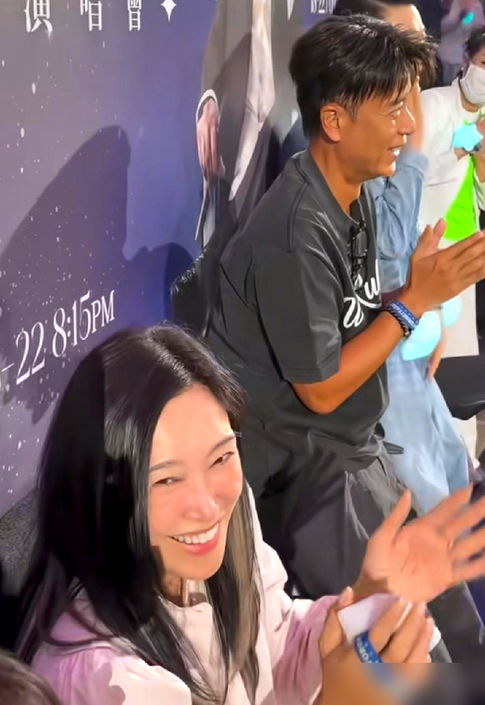袁咏仪素颜去看谭咏麟演唱会，被人拍到和卢淑仪同框，评论区直接吵翻了。有人说她垮了，眼窝深陷，一点星味