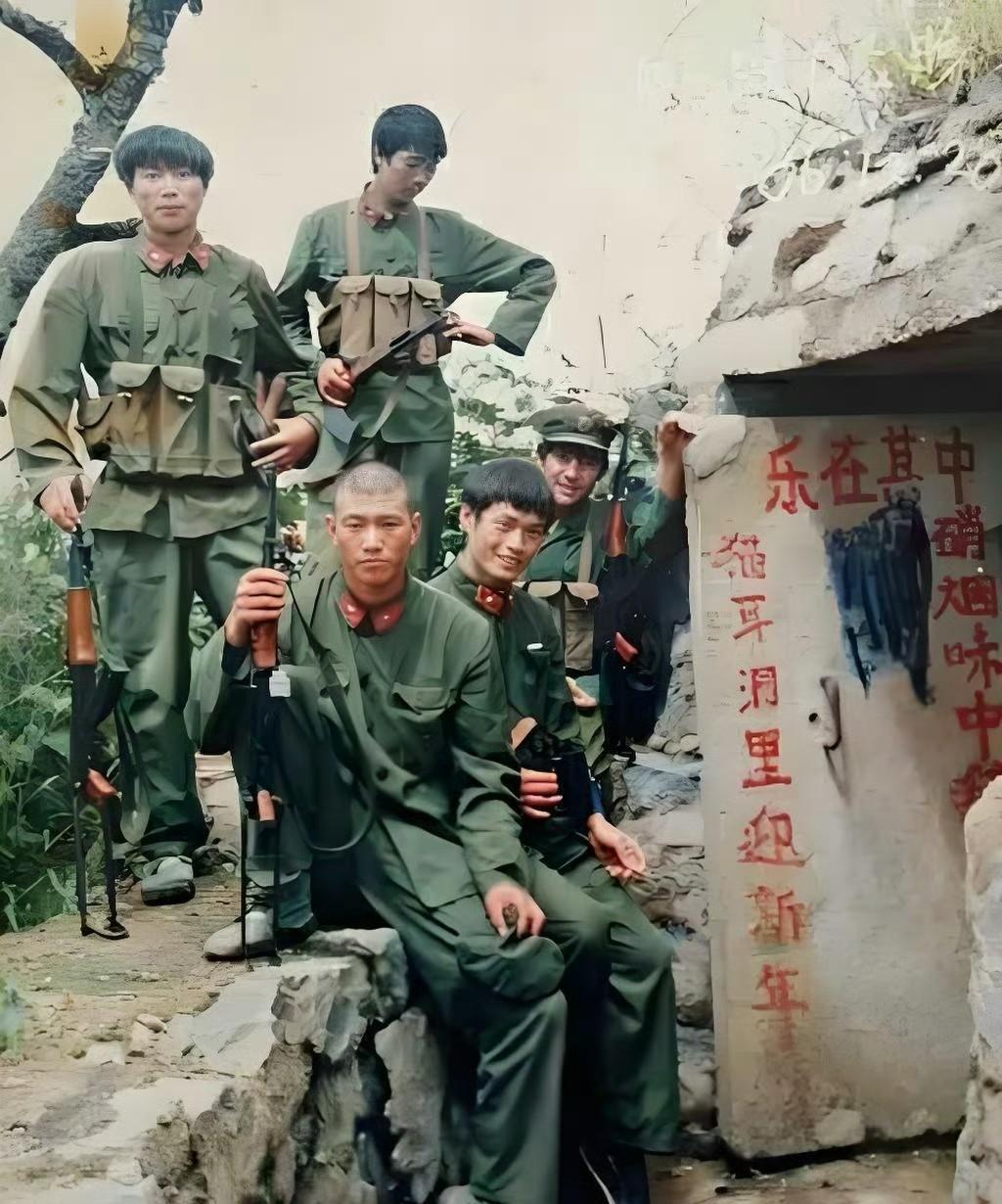 对越自卫反击战期间，解放军战士在前线猫耳朵的合影。照片中，他们身穿65式军装和解