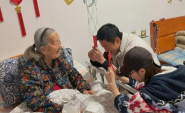 吴京陪老婆谢楠回娘家给奶奶庆祝103岁生日老人家给他们俩发了大红包吴京在合肥
