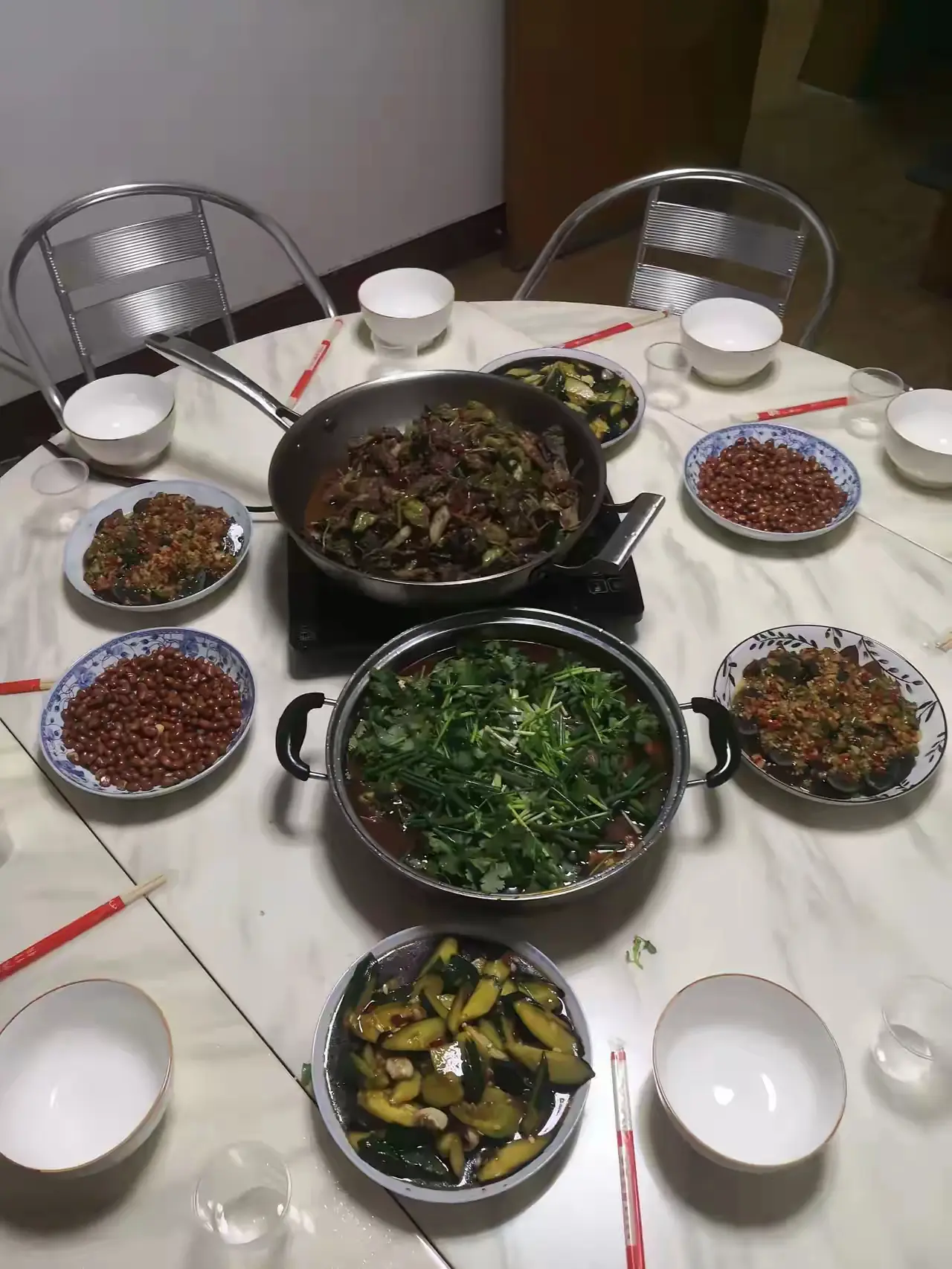 谁能告诉我，这是哪里的家宴呢？