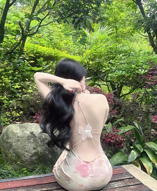 公园秘处、美人美景正在酝酿一场浪漫之约。