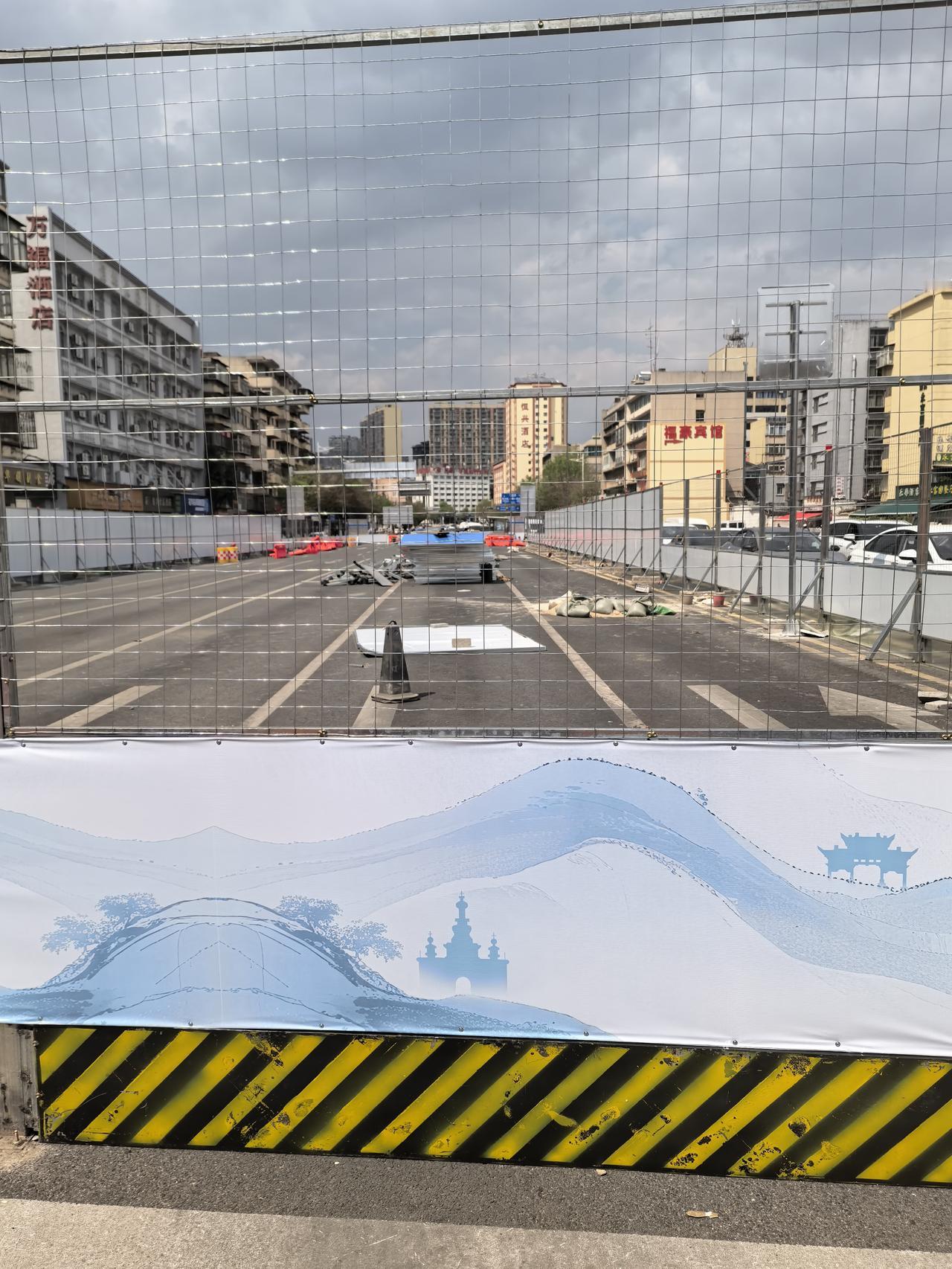 昆明人盼了十年，特别是金碧路，西昌路，潘家湾沿线一带的人们，一直到建设路，总里程