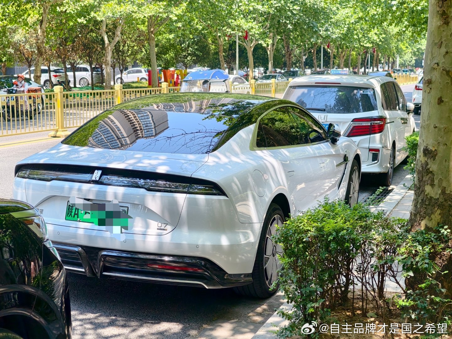 曲江路边已经看到仰望U7了非常显眼还是白色好看和我白色的Z9gt一样好看顺便说