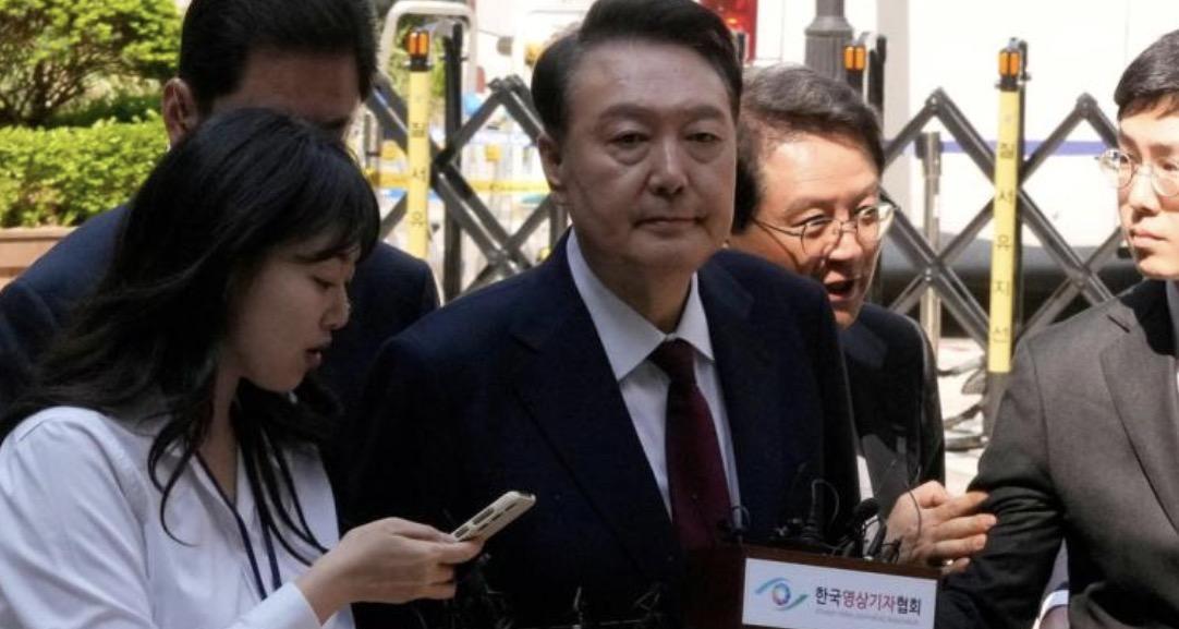 韩国前总统尹锡悦又摊上大事了！检方7月19日宣布给他加了几项新罪名，包括滥用职权