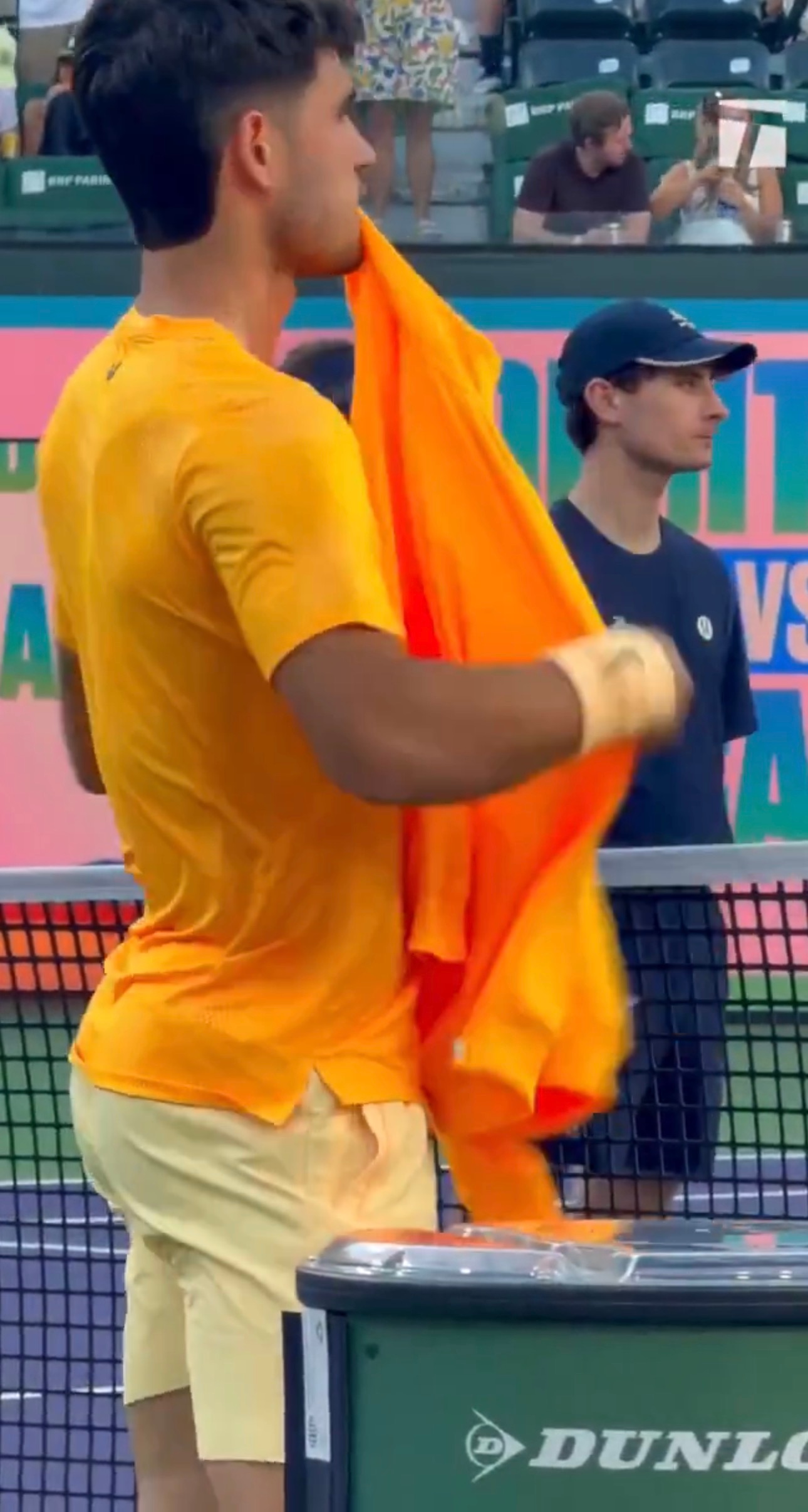 印第安维尔斯大风天下，曼妙身材的阿尔卡拉斯以6-2、6-3完胜迪米特洛夫，取得印