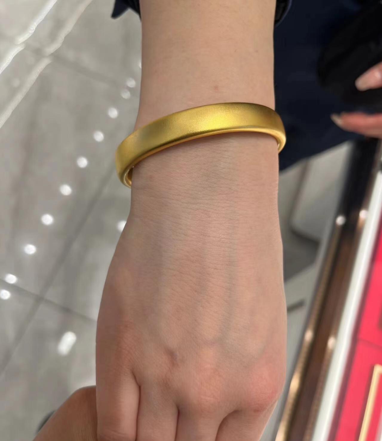 我有个闺蜜在金店干了五年，最近跟我聊起黄金，她说：现在最让人心慌的，根本不是金