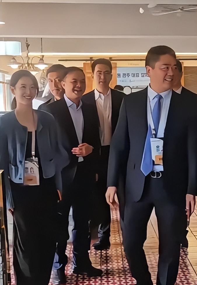 刘强东带章泽天现身首尔了。马尾辫的她，像刚毕业的大学生。他站台上讲跨境电商，