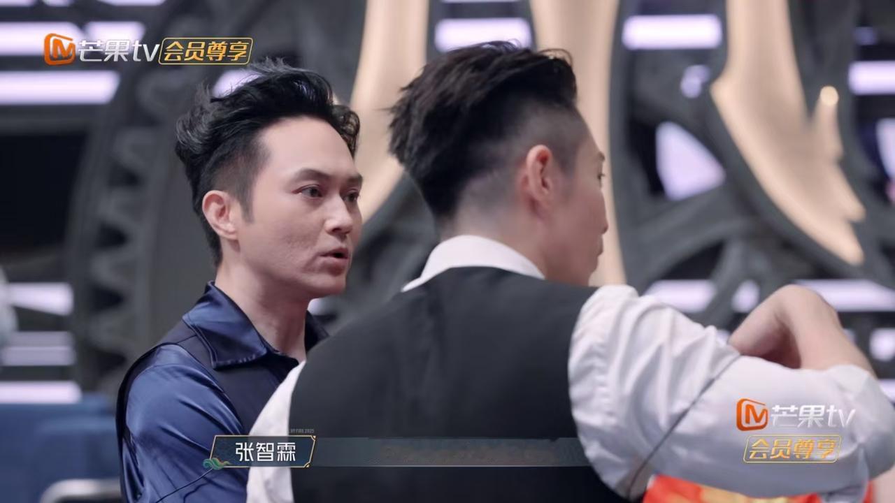 太优秀了王铮亮和张智霖说:“我的女儿在香港拿了两个（花样滑冰)冠军。”张智霖