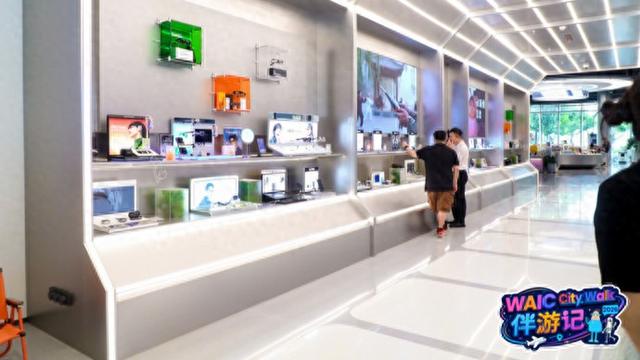 WAIC City Walk探访上海AI创新生态——AI正变得可感、可用