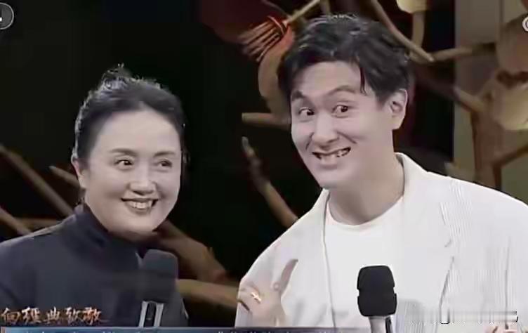 朱媛媛和儿子一笑起来神情好像啊！尤其牙齿，小龅牙都长在同一侧了！