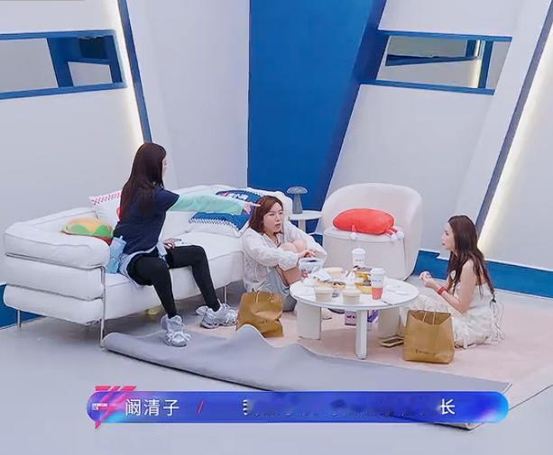 这就有些尴尬了，阚清子刚说了安崎是本季浪姐的最佳队长，安崎也开心的表示，她也觉得