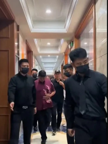 4个保镖围一人下一秒就被全网围观大衣哥朱之文刚走出车门，黑衣方阵瞬间合拢