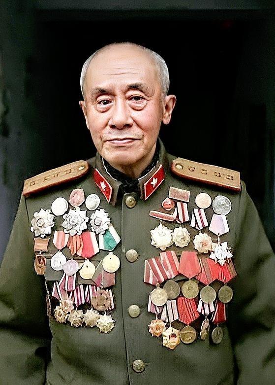 1938年，因为我军优待俘虏的政策，两个日本军官有恃无恐，竟然还敢出口辱骂我军士