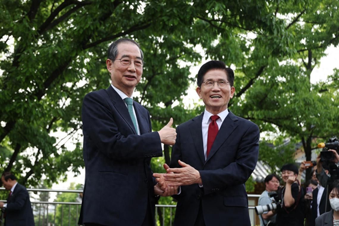 退选条件已定，李在明政敌闹崩，韩国选举变了天，保守阵营或分裂
