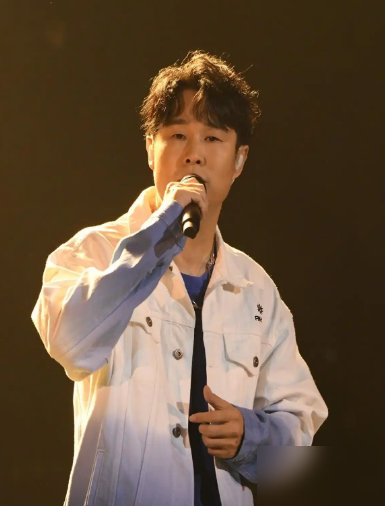 小沈阳最火那会儿，一场演出费50万，钱跟自来水似的往兜里灌。他自己后来都承认，那时候小，毛，一个劲挣
