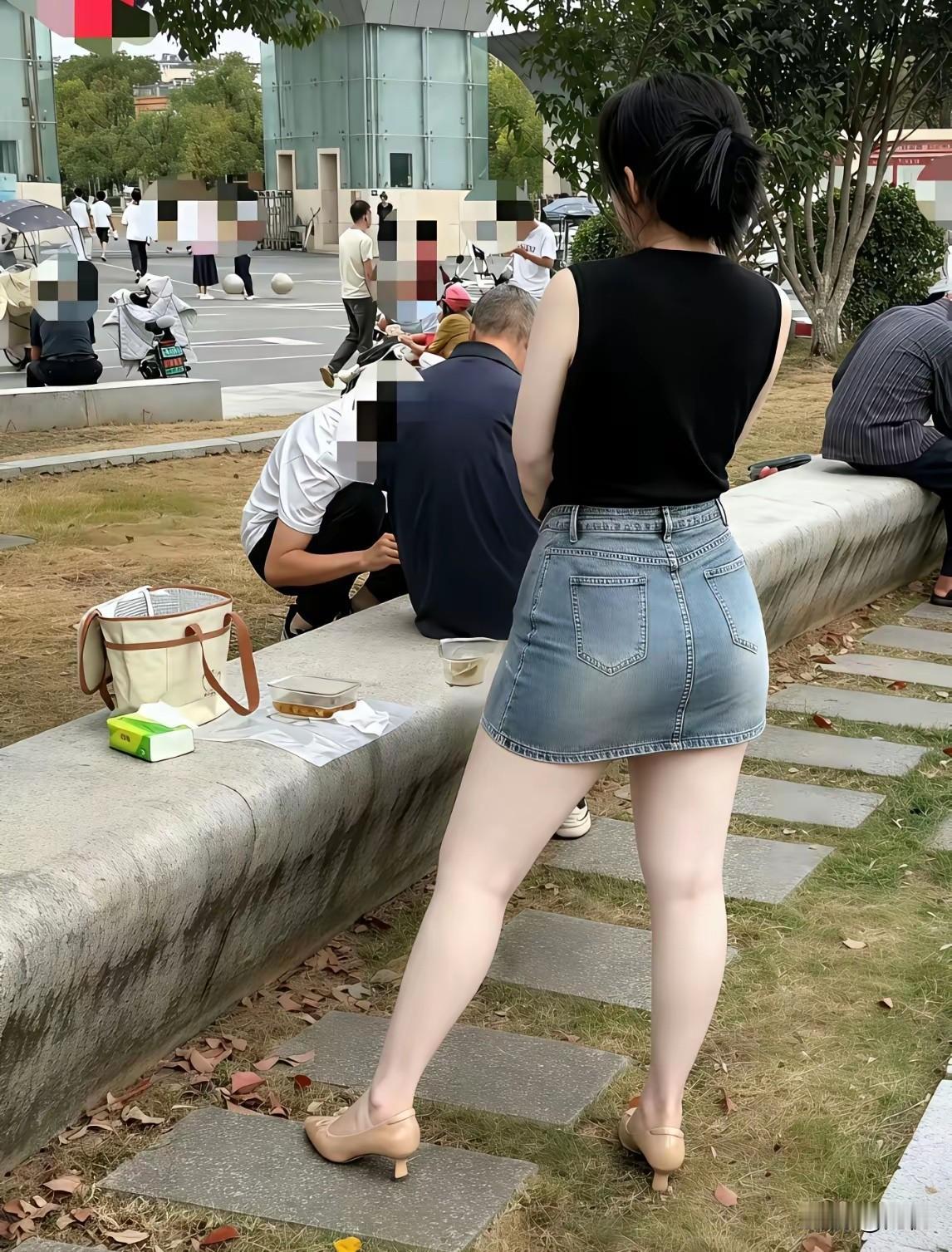 这身材还有人说像熊？真不知道说这话的人看过熊长啥样没？我感觉这位美女微胖的状