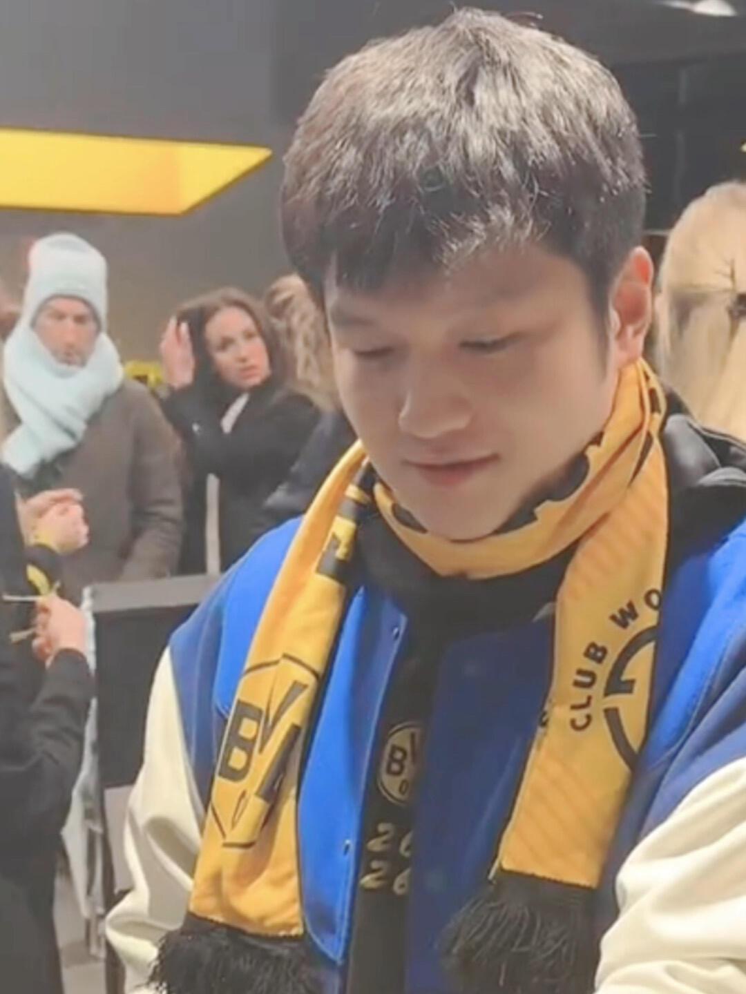 这个大男孩真的有29岁吗，好腼腆，好娇羞，好板正，真像个大闺女！哈哈哈，像家长