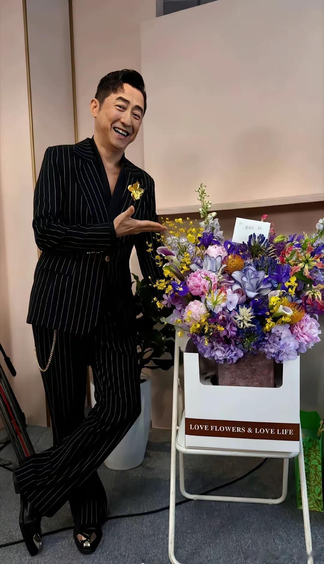 《歌手》完全是打脸《好声音》。一个在《好声音》当了6次导师的歌手，一个被那英说服