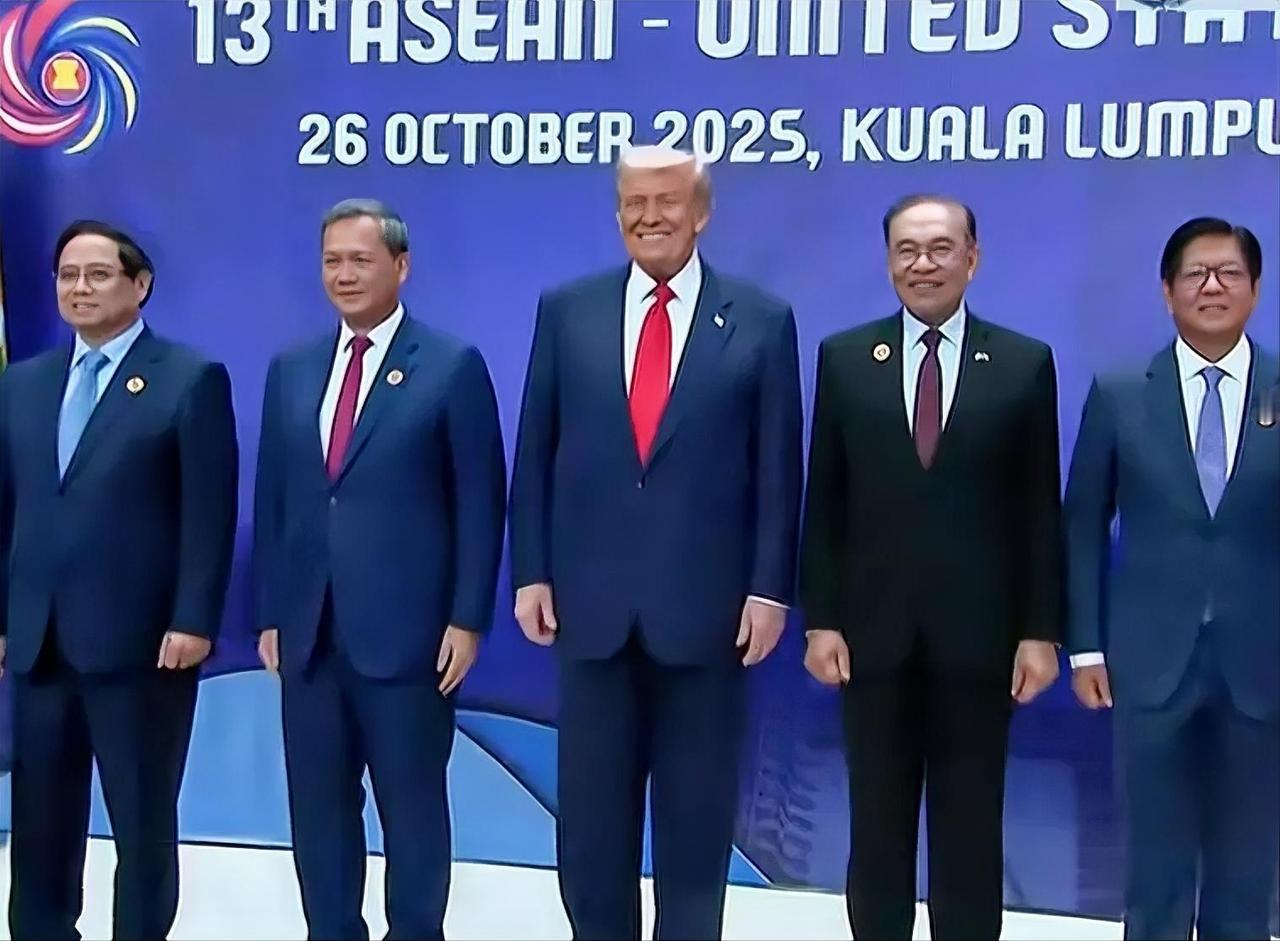 看到这三张图,是不是觉得这次吉隆坡东盟峰会,美国拿了面子,而中国有了里子?是