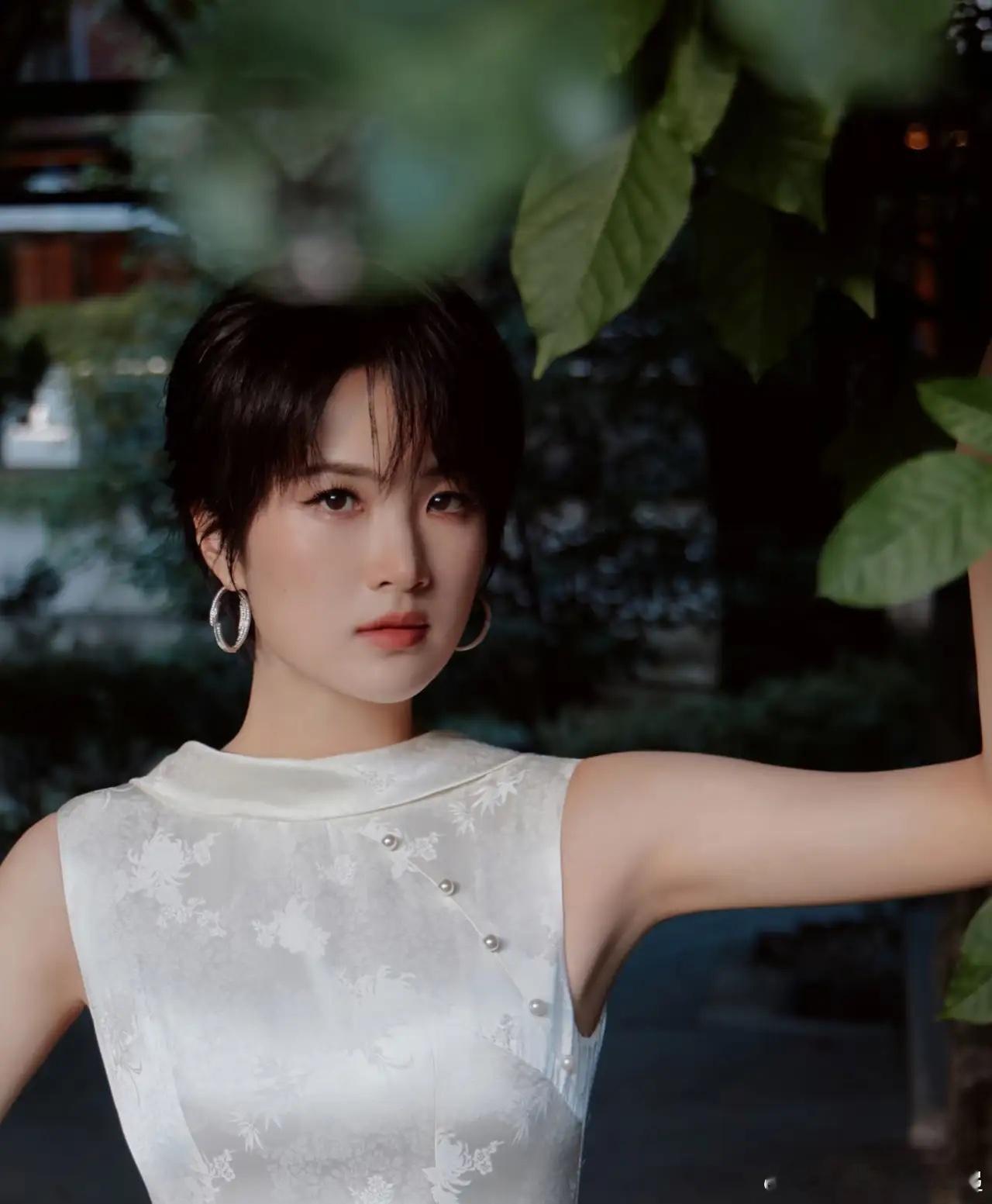 大家发现了没有？华为二公主姚安娜越来越不对劲了，不是说她演技怎么样，而是怎么感觉