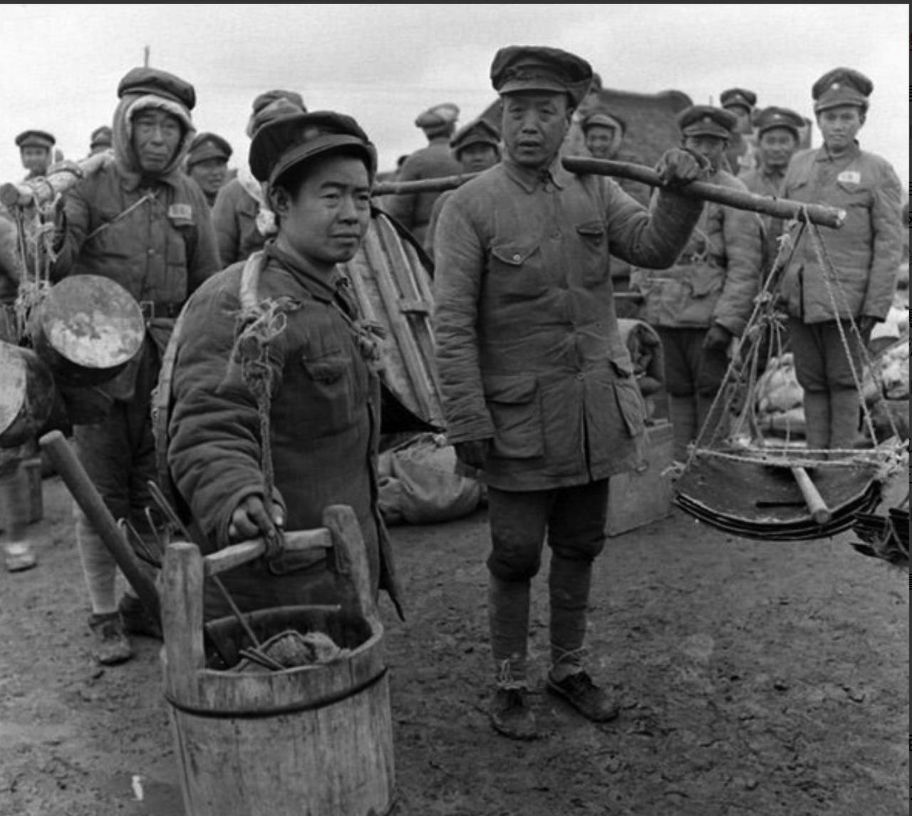 1948年，2名解放军战士被捕。深夜，一名裹小脚的妇人，攥着铁锹，用小脚踹开门，