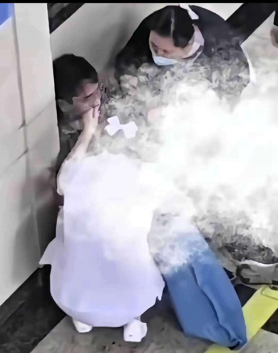 吉林长春某医院上演荒唐一幕。丈夫陪怀孕妻子做产检，一进诊室发现是男医生，当场情绪