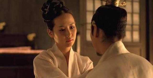 公元483年，张敬儿和爱妻睡到半夜，妻子高兴地说：“将军，昨晚我梦到自己全身发