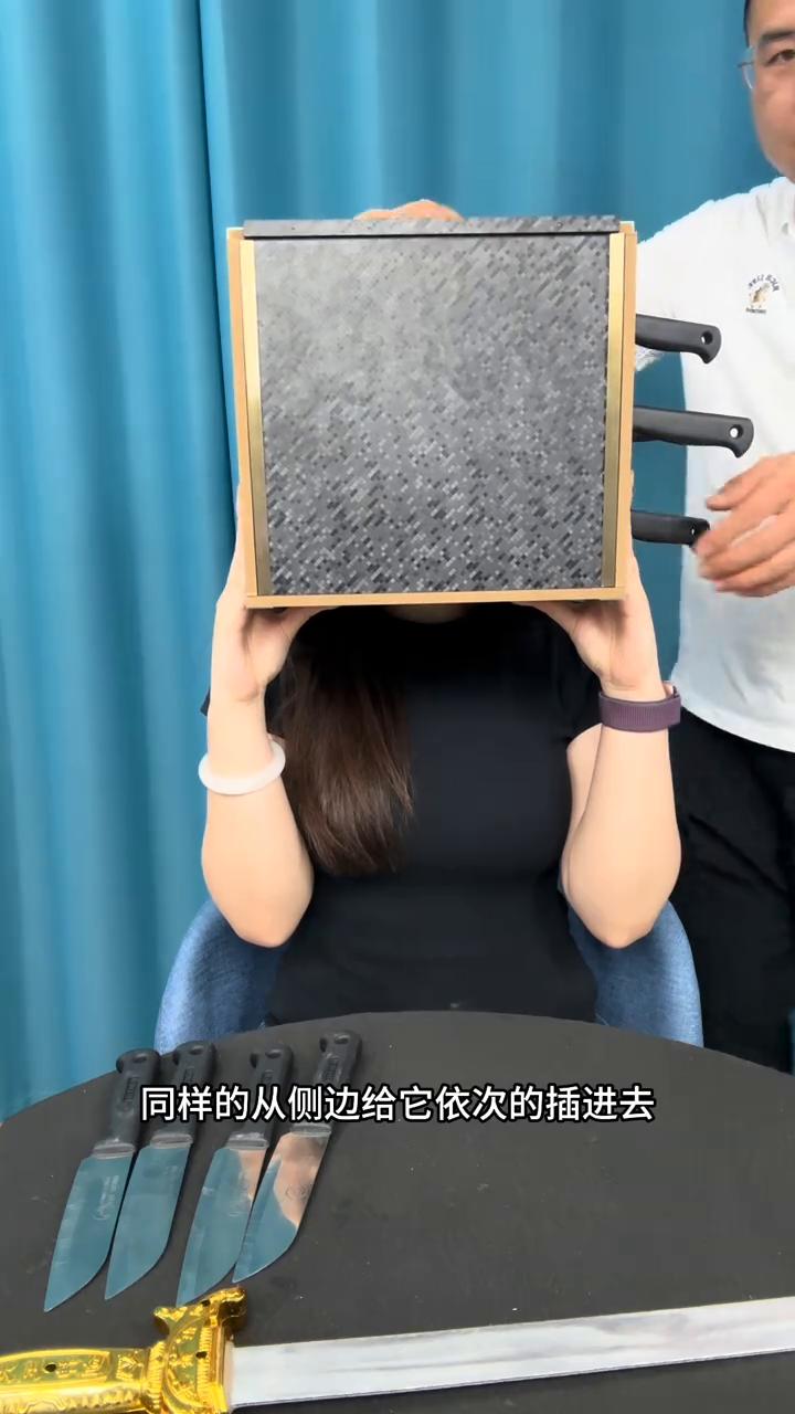 魔术大揭秘。魔术都是假的。·可以看到箱子里边有一个美女，接下来这里还有一个板