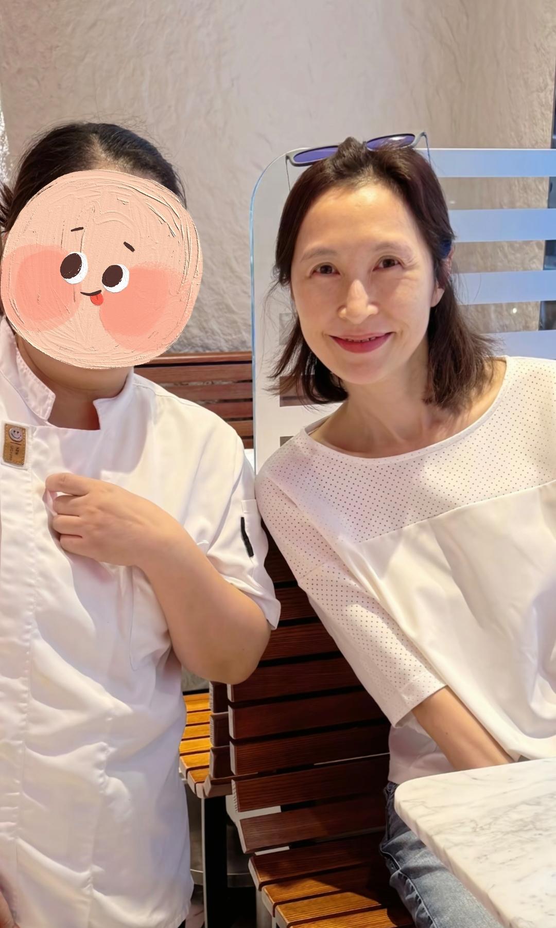 61岁欧阳震华和57岁郭蔼明近照曝光。果然女人到中年还是微胖显年轻！9月3日