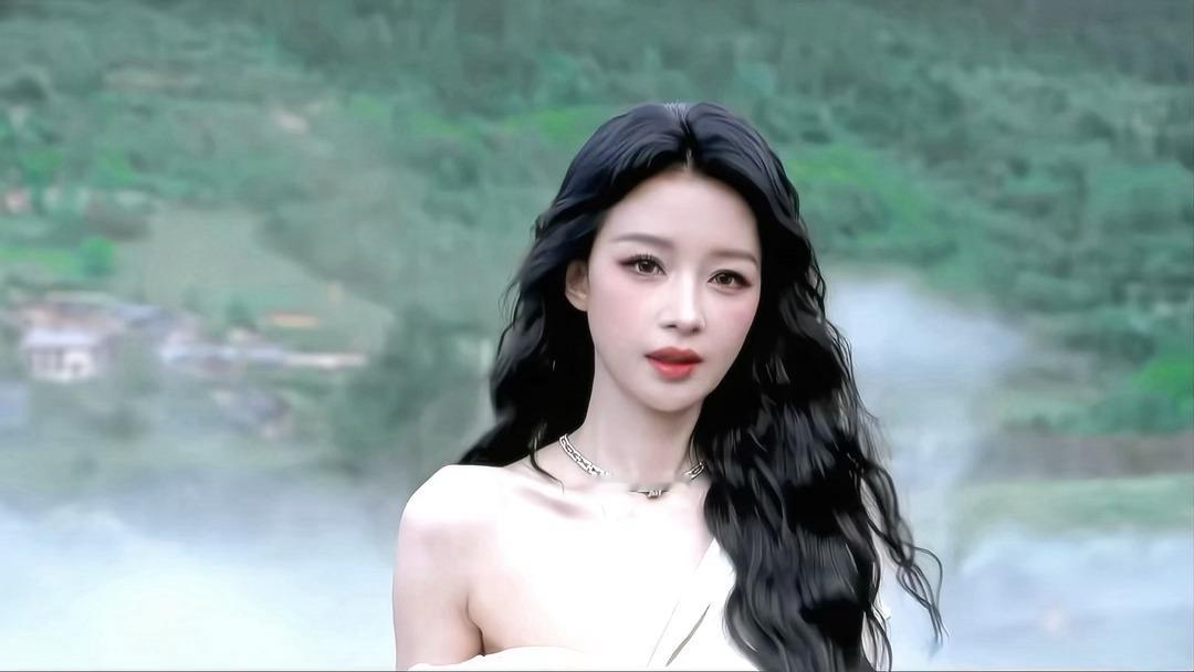 孙怡美晕我了每一帧都值得收藏，孙怡VOGUE红毯慢镜头太惊艳。白裙勾勒优美身形