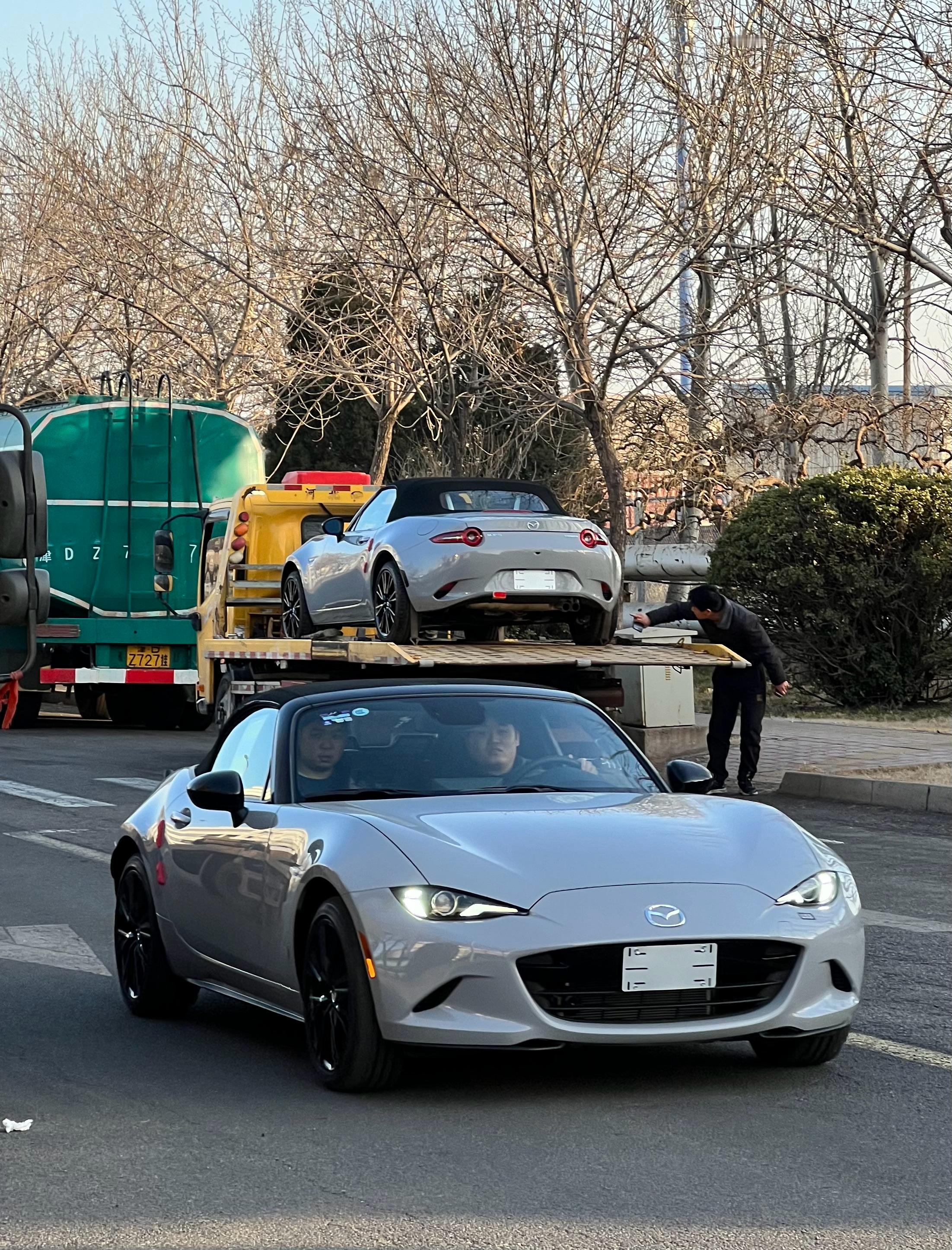 昨天也巧～昨天一位马自达客户订了一台航空灰，打完款准备交车然后有另外一个抖音来的