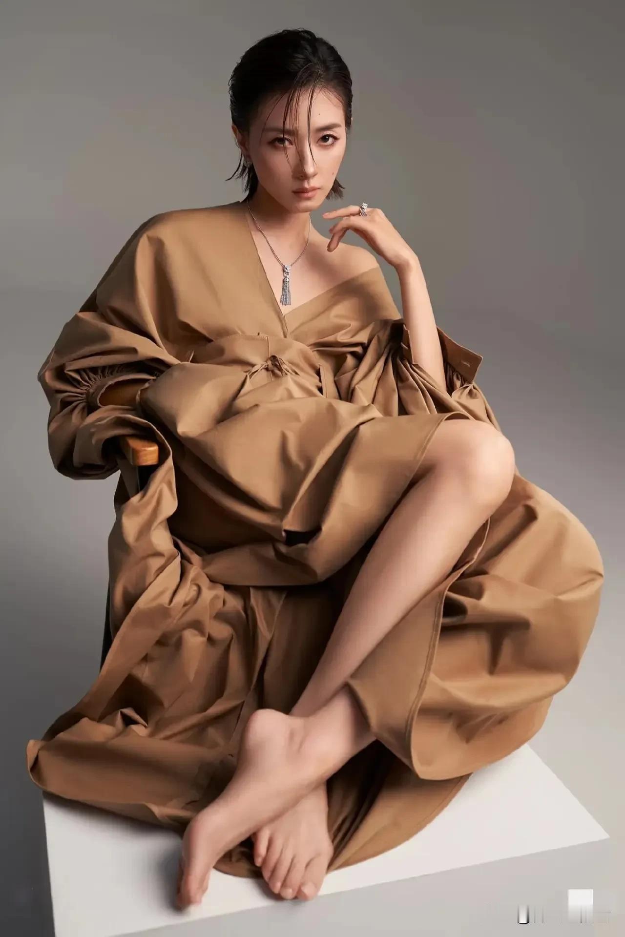 好有气质的万茜！万茜很瘦很瘦，却一点也不柴，瘦的女明星中最好看的一个。她