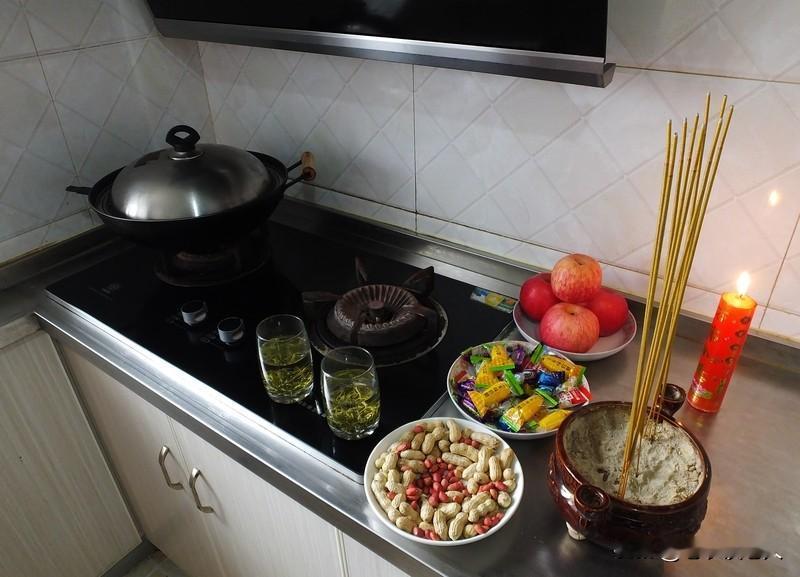 两个地方过小年的风俗习惯各不相同，你家过小年有什么传统习俗？我老家是湖北，亲