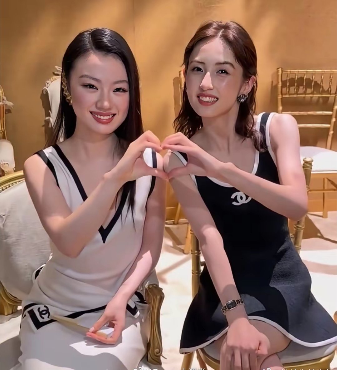同是01年的单依纯和张子枫合影，张子枫变化好大，突然就从青涩迈入熟女