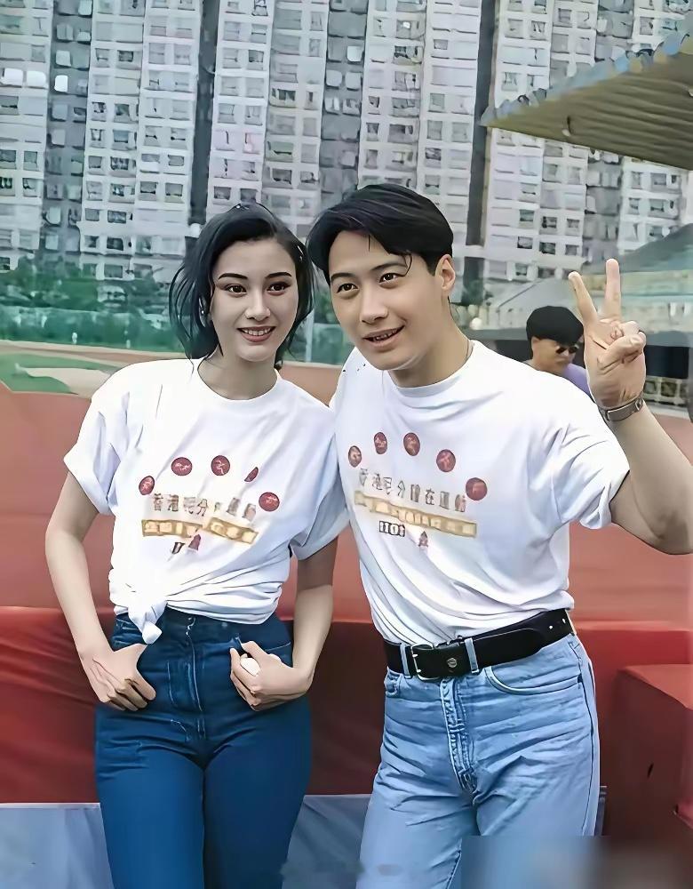 别再吹什么不老女神了，55岁的李嘉欣此番现身黎明个唱，看着都替她累。