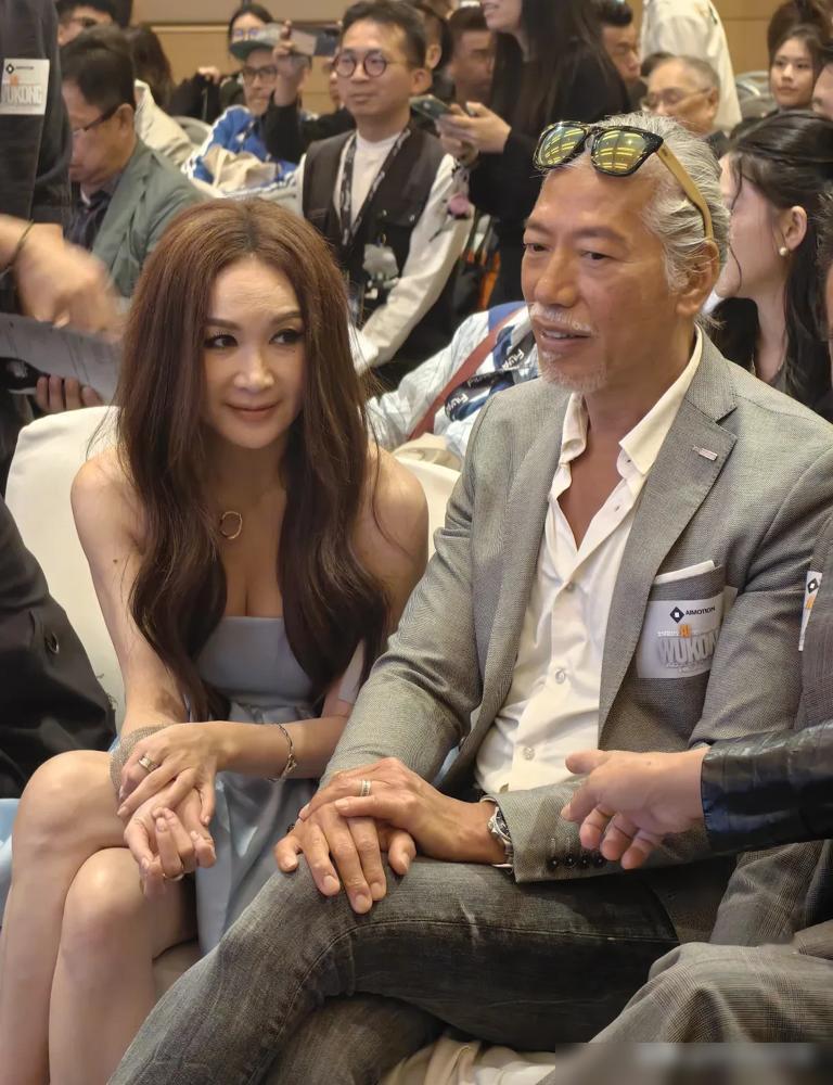 乌鸦哥都老得掀不动桌子了，59岁的温碧霞还在沙滩上穿三点式。前脚刚有人说她穿