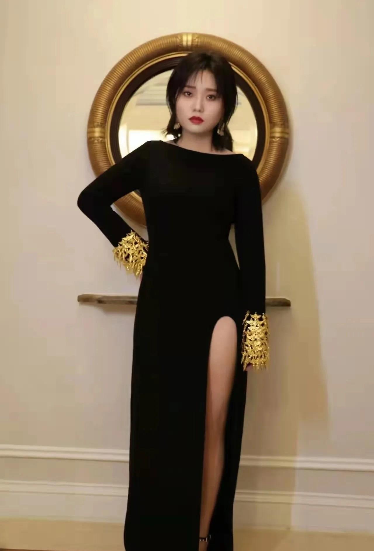 李雪琴现在资源挺猛的和辣目洋子算是同类型艺人，都在从综艺，咖往影视圈转型，李雪琴