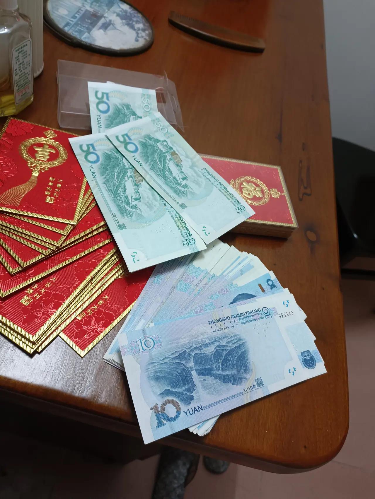 说实话，看到广东朋友晒那种5块、10块的利是，我第一反应是：这不尴尬吗？但