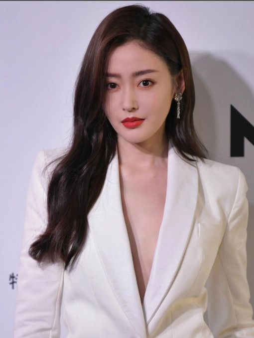 张天爱太美啦！其他文案我不写可以吗？写出来也是多余的，我们只要欣赏美女就可以了！