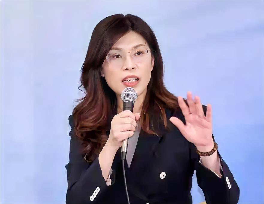 郑丽文因不当言论遭台湾女生当面三连质问，网友们拍案叫绝！郑丽文曾公开发表不当